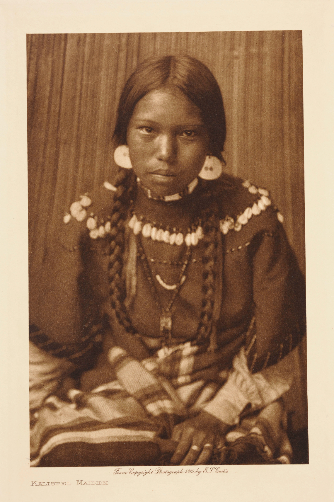 Foto: Edward S. Curtis, Kalispel Maiden, 1910. Tilhører Preus museums samling.