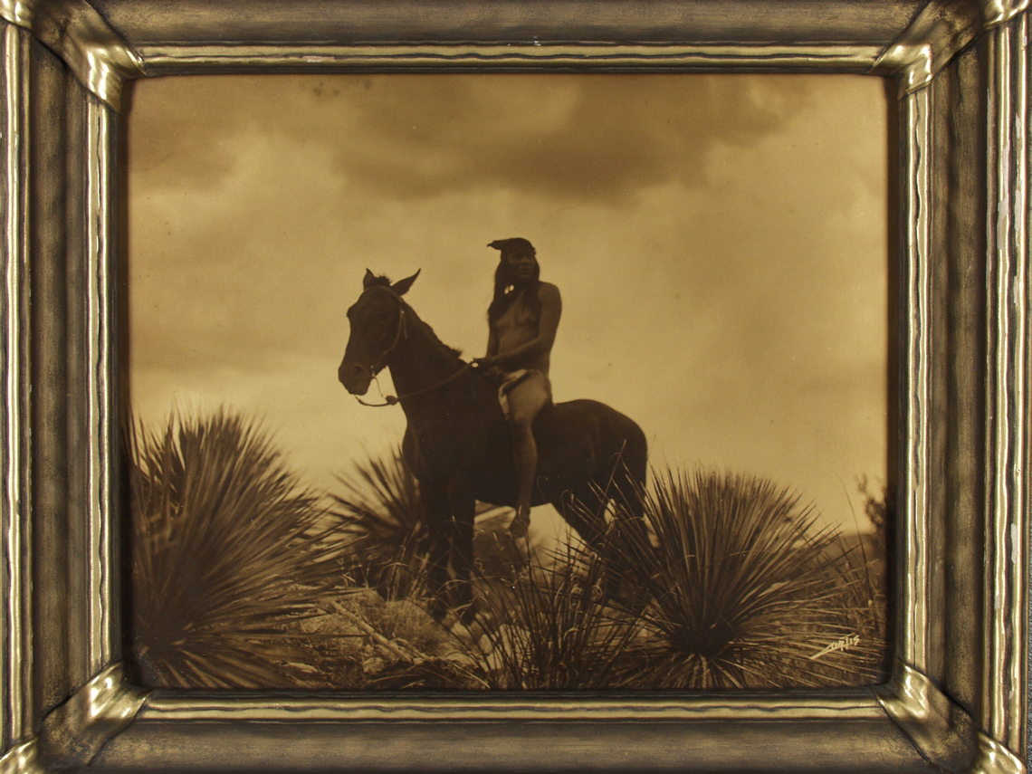 Foto: Edward S. Curtis, The Scout-Apache, 1906. Tilhører Preus museums samling.